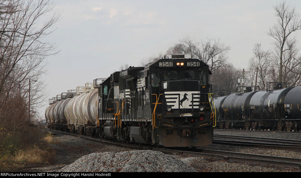 NS 3541 & 4611 lead the A&Y job (PP05) down the yard lead towards Elm